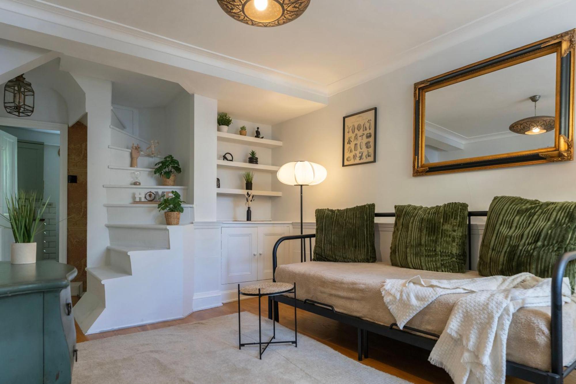Gorgeous 2bed House In New Road